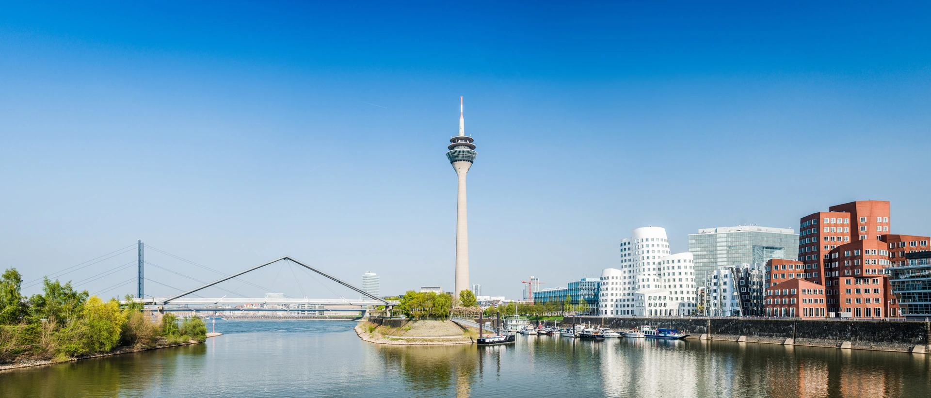 Kiener Immobilien – MedienHafen Düsseldorf Panorama mit modernen Gebäuden.
